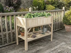 Carré potager en bois sur pieds