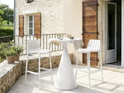 Table et chaises hautes de bistrot empilables 