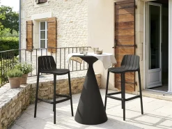 Table et chaises hautes de bistrot empilables