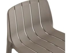 Table et chaises hautes de bistrot empilables 